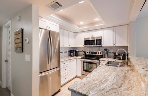 Siesta Key Condo | Relax in this 2-bedroom, 2-bath Bayside T Model condo in Sarasota.