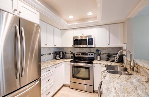 Siesta Key Condo | Relax in this 2-bedroom, 2-bath Bayside T Model condo in Sarasota.