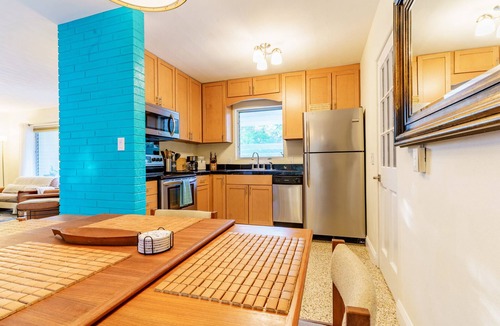 Indian Beach Sapphire Shores House | Relaxing 2BR Retreat w/Outdoor Dining & Kayaks