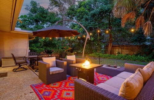 Indian Beach Sapphire Shores House | Relaxing 2BR Retreat w/Outdoor Dining & Kayaks