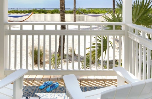 Key West Hotel | Relaxing Beach Getaway, with Onsite Pools, parking, Shuttle Service!
