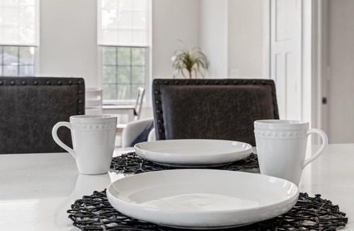 Wanskuck Apartment | Relaxing Getaway Large group Near Prov college