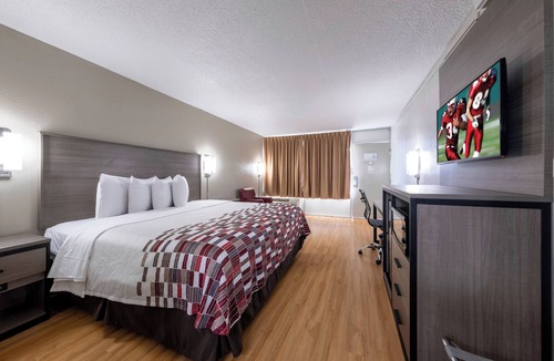 Charlottesville Hotel | Relaxing King Bed Room Perfect for Road-Trip Travelers Exploring Charlottesville