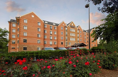 McLean Apartment | Relaxing Retreat Near DC! FREE Breakfast + On-Site Business Center