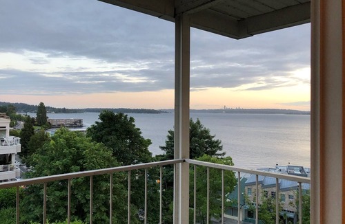 Moss Bay Condo | Relaxing View and Walking Distance to downtown Kirkland! Easy freeway access.