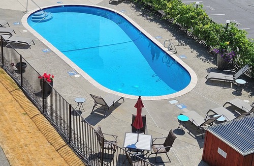 Moss Bay Condo | Relaxing View and Walking Distance to downtown Kirkland! Easy freeway access.