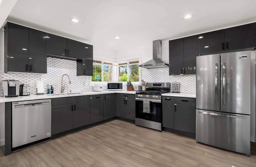 Meadowbrook House | Remodelled Spacious House w/EV Charger, AC & near UW