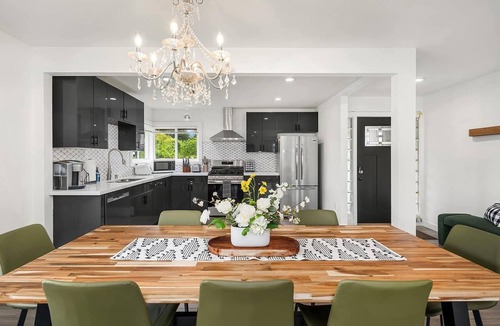 Meadowbrook House | Remodelled Spacious House w/EV Charger, AC & near UW