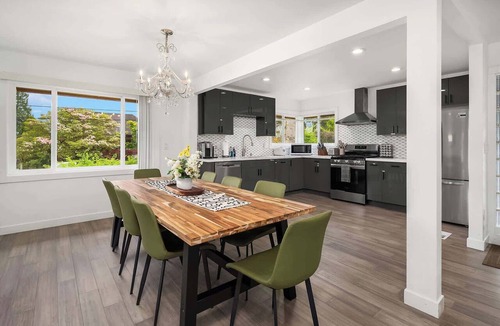 Meadowbrook House | Remodelled Spacious House w/EV Charger, AC & near UW