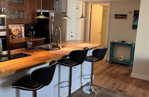 New Town Apartment | Renovated 2BR/2BA Condo Pool Spa Tennis Walk to Smathers Beach!