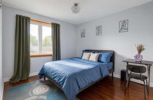 Jane and Finch House | Renovated 3-Bedroom North York Bungalow with Free Parking, Full Kitchen, WiFi & Backyard Volleyball Set - Near Rogers Stadium & TTC Access - Great for Groups & Work Stays!