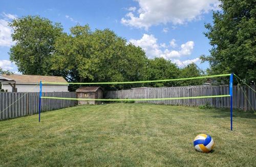 Jane and Finch House | Renovated 3-Bedroom North York Bungalow with Free Parking, Full Kitchen, WiFi & Backyard Volleyball Set - Near Rogers Stadium & TTC Access - Great for Groups & Work Stays!