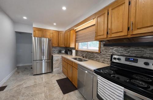 Jane and Finch House | Renovated 3-Bedroom North York Bungalow with Free Parking, Full Kitchen, WiFi & Backyard Volleyball Set - Near Rogers Stadium & TTC Access - Great for Groups & Work Stays!