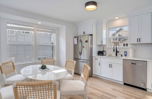 Del Haven House | Renovated 6 Bedroom w Pool, Large Backyard, Walk to Beach, Near Cape May