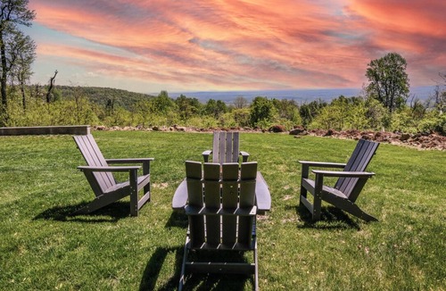 Bluemont House | Renovated 6 BR home w/Mountain Views & hot tub near wineries & breweries