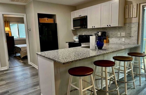 Edgewater House | Renovated Bungalow | Walk to Beach | Dog-Friendly
