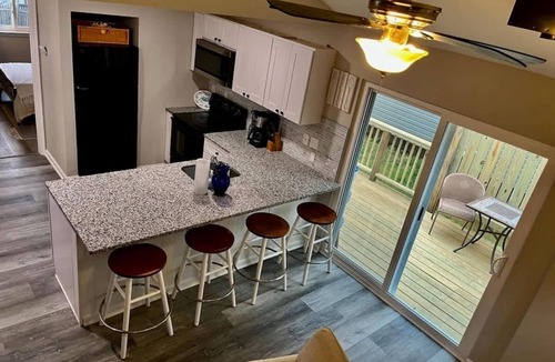 Edgewater House | Renovated Bungalow | Walk to Beach | Dog-Friendly