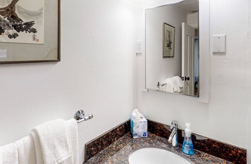 Phinney Ridge House | Renovated, dog-friendly duplex home with balcony - walk to Green Lake