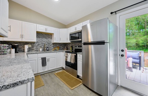 Cary House | Renovated, Family-Friendly 4BR Retreat in Quiet Cul-de-sac. USA Baseball!