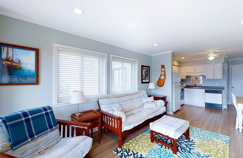 Morehead City Condo | Renovated First-Floor Oceanside Condo with Courtyard and Pool Views + Free WiFi