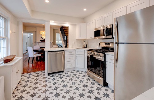 Historic District House | Renovated Row Home in the heart of Downtown Annapolis.Two blocks to everything
