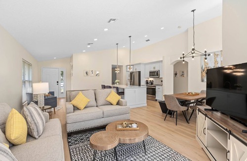 Solana Villa | Renovated villa w private pool & bbq - close to magic theme parks!
