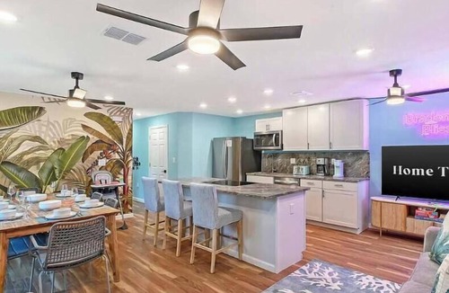 South Bradenton Condo | Resort Heated Pool · Sleeps 10 · 15 Min to Beach