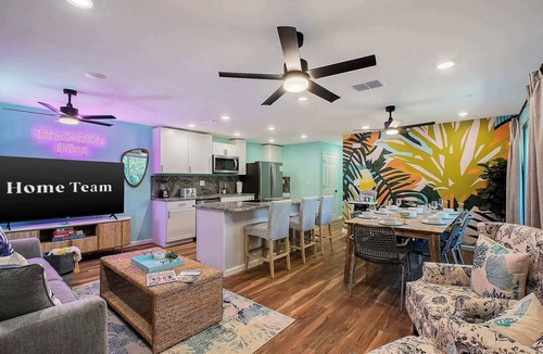 South Bradenton Condo | Resort Heated Pool · Sleeps 10 · 15 Min to Beach