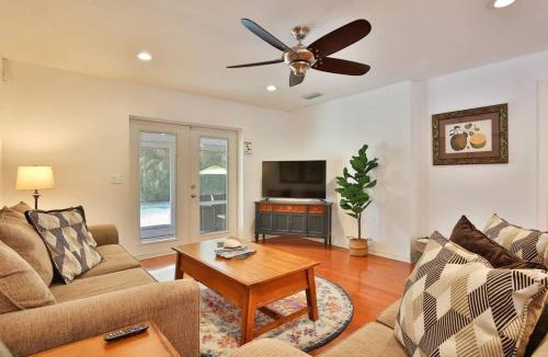 Palmetto House | Resort Saltwater Pool Spa Near Anna Maria