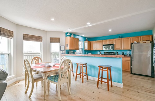 Isla Del Sol House | Retreat at the West End 3/2. SLEEPS up to 6! Five mins walk to beach!