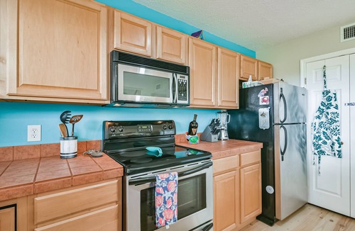 Isla Del Sol House | Retreat at the West End 3/2. SLEEPS up to 6! Five mins walk to beach!