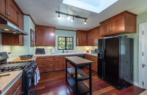 Northwood Villa | Rivendell ~ Lovely Riverfront Home, Classic Style with Modern Amenities