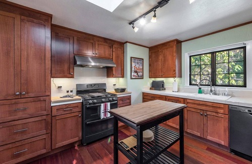 Northwood Villa | Rivendell ~ Lovely Riverfront Home, Classic Style with Modern Amenities