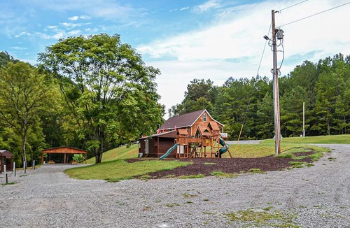 Harrogate Cabin | River Forge Cabin 76 - Cozy and Rustic 1 Bedroom Cabin - Creek Front
