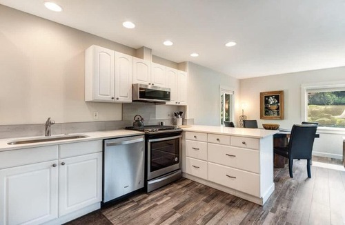 Bend House | Riverfront cottage just steps from Deschutes River