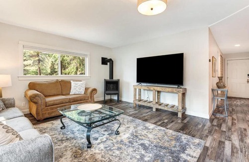 Bend House | Riverfront cottage just steps from Deschutes River