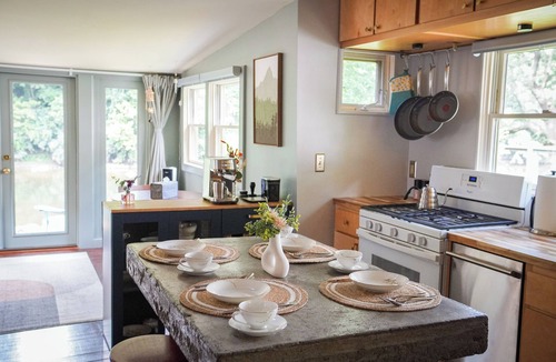 Rocky Ripple Cottage | Riverfront getaway peaceful retreat