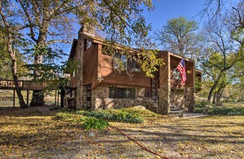 Mammoth Spring House | Riverfront Getaway w/Treehouse, Fire Pit & Deck!