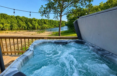 Dora House | Riverfront+Jacuzzi+Fireplace+6Bed+3Bath