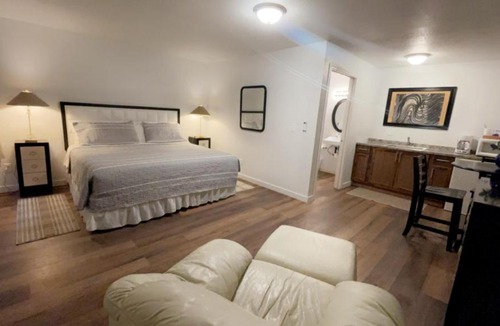 Shady Cove Hotel | Riverfront Lodging