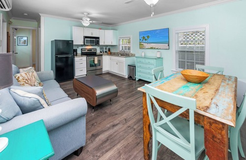 Old Town Cottage | ROBINSON CRUSOE COTTAGE - Quaint poolside cottage on Margaret St