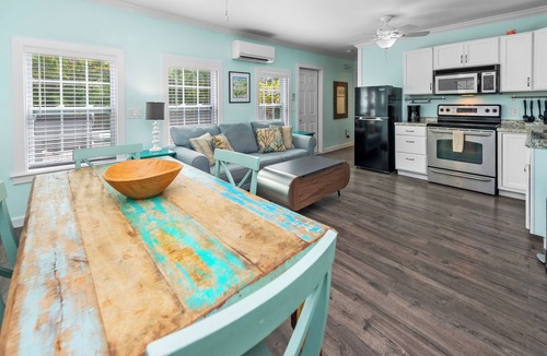 Old Town Cottage | ROBINSON CRUSOE COTTAGE - Quaint poolside cottage on Margaret St