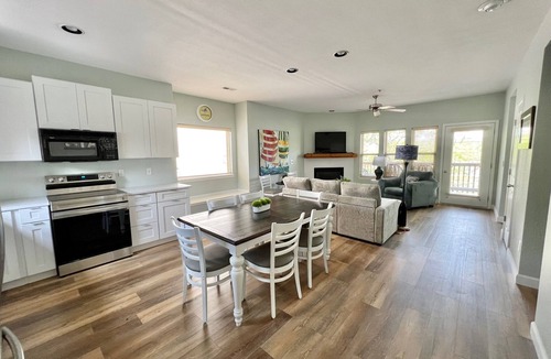 Indian Point Condo | Rock Lane 142 lakefront with resort amenities!