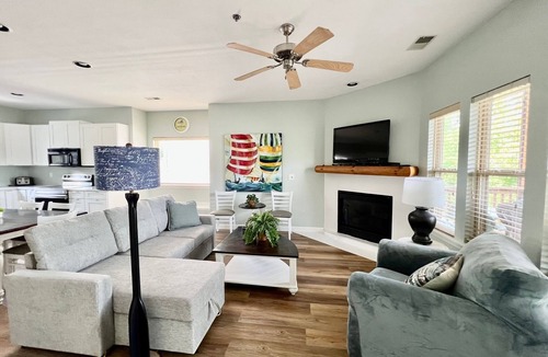 Indian Point Condo | Rock Lane 142 lakefront with resort amenities!