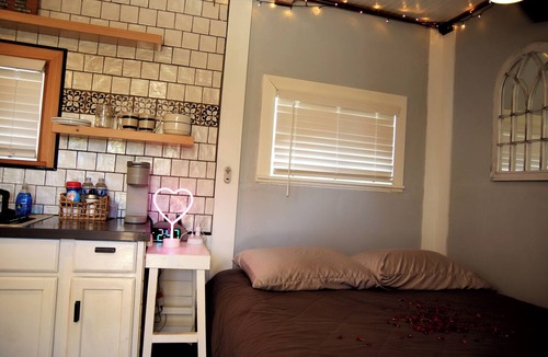 Tehama County House | Romantic Hidden Tiny Home, 1 mile from the Sacramento river