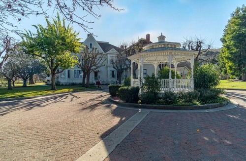 Salinas House | Romantic King Suite Courtyard View Near Monterey