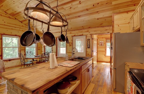 Mountain View Cottage | Romantic Mountain View Cabin Rental Near Downtown!