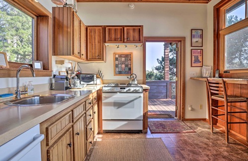 Albion Cottage | Romantic Ridgetop Escape w/Hot Tub Near Mendocino