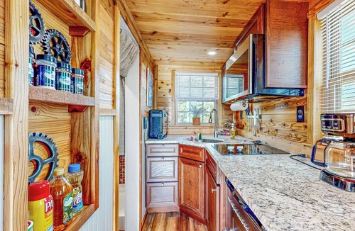 Harper Apartment | Romantic Tiny House w/Views in Harper!