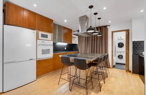 Hochelaga Apartment | Romantic urban cosy retreat located in vibrant aria & all shopping done on foot